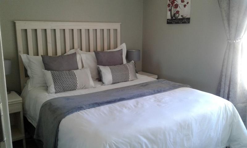 To Let 2 Bedroom Property for Rent in Gordons Bay Western Cape